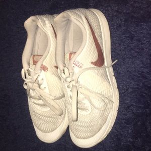 Cute rose gold/white Nike’s✨